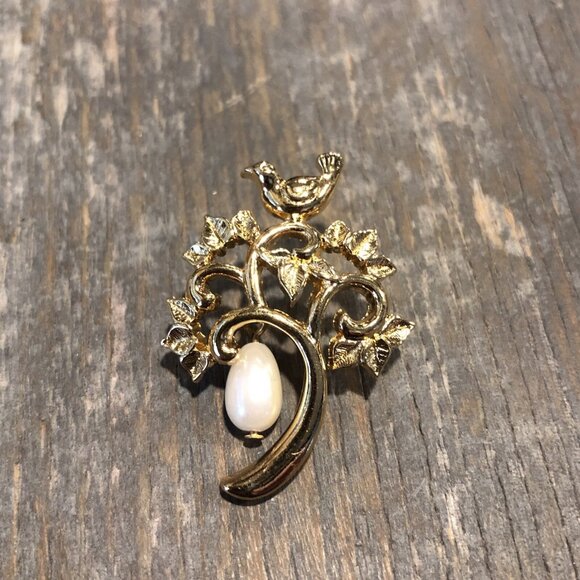 Vintage AVON Partridge in a Pear Tree Brooch Pin Gold Tone Faux Pearl Bird - Picture 2 of 4